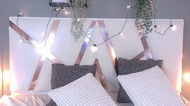 KeendraFox  online show from September 19, 2025, 7:25 pm