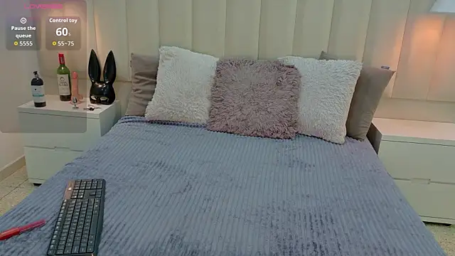 AteneaRoldan online show from October 18, 2025, 4:15 am