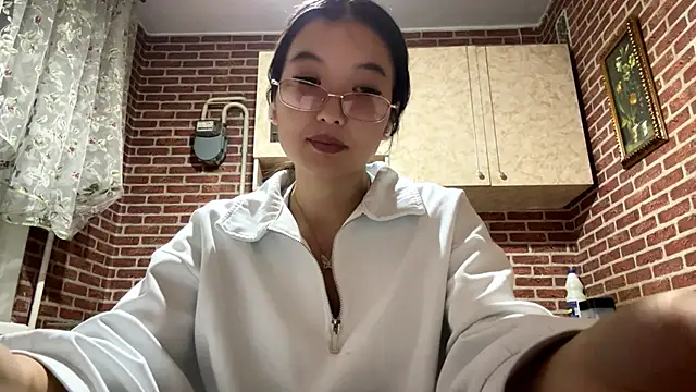 EmmaLeexth online show from September 29, 2025, 1:27 pm