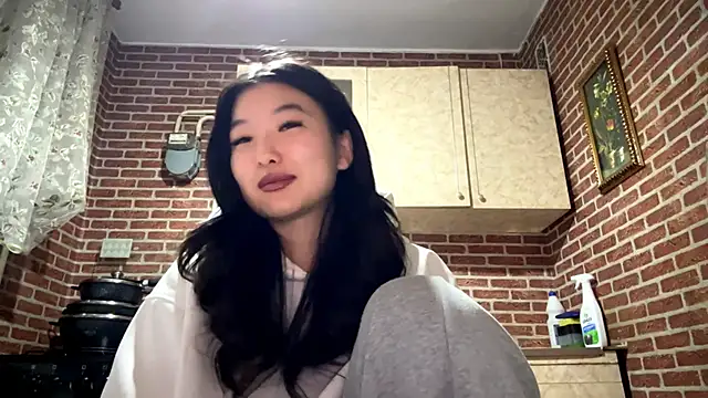 Snapshot of EmmaLeexth chatting on February 9, 2026, 2:10 pm EmmaLeexth online show from February 9, 2026, 2:10 pm