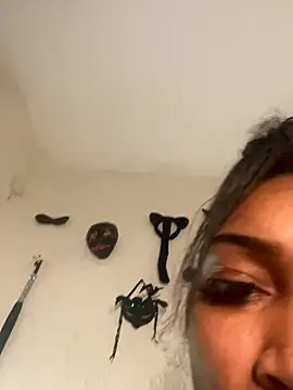 QUEENCALIMOD online show from December 2, 2025, 4:29 am