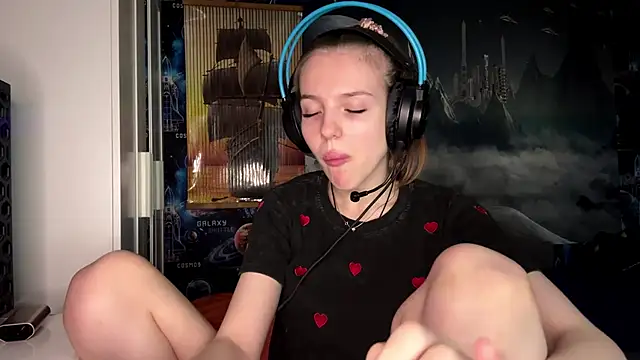 Snapshot of Elira_Breeze chatting on November 4, 2025, 12:15 pm Elira Breeze online show from November 4, 2025, 12:15 pm