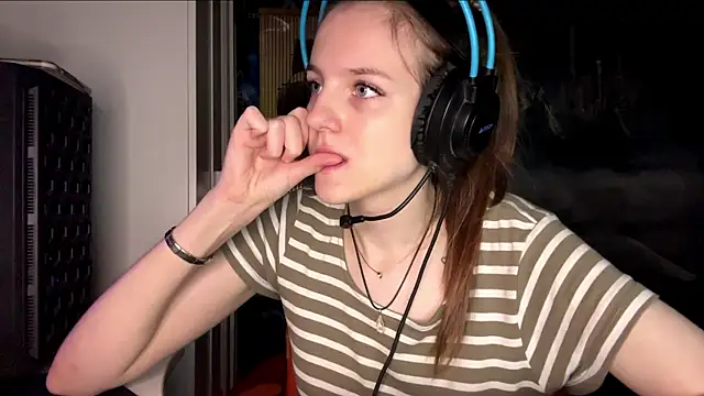 Snapshot of Elira_Breeze chatting on November 6, 2025, 1:45 pm Elira Breeze online show from November 6, 2025, 1:45 pm