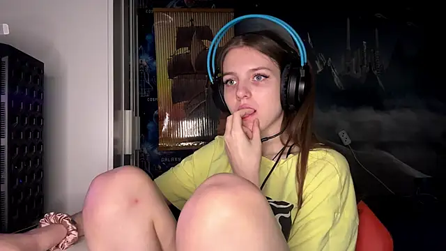 Snapshot of Elira_Breeze chatting on November 9, 2025, 1:09 pm Elira Breeze online show from November 9, 2025, 1:09 pm