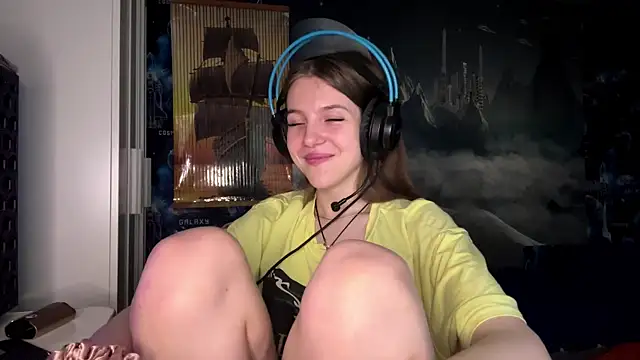 Snapshot of Elira_Breeze chatting on November 10, 2025, 1:10 pm Elira Breeze online show from November 10, 2025, 1:10 pm