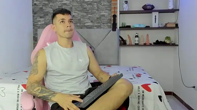 Snapshot of BooyHott_ chatting on January 11, 2026, 7:08 pm BooyHott online show from January 11, 2026, 7:08 pm