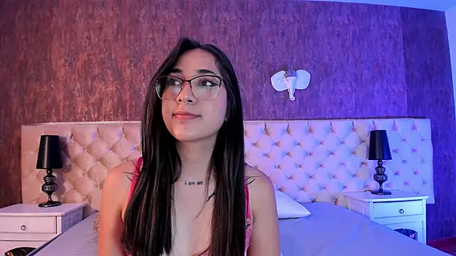 LiaaTurner online show from October 4, 2025, 9:02 pm