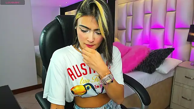 LuisaJonnes  online show from November 6, 2025, 3:24 pm