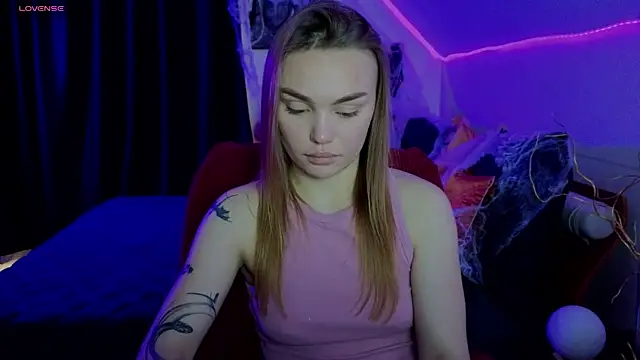 KitsyMoore online show from October 28, 2025, 1:14 pm