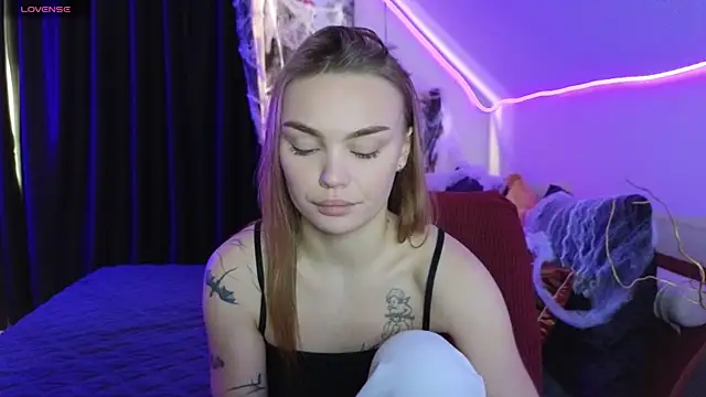 KitsyMoore online show from November 1, 2025, 1:13 pm