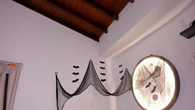 Isabella-Rosssi online show from October 19, 2025, 5:02 pm