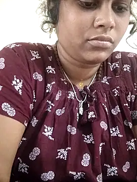 sweetqueen143 online show from November 6, 2025, 4:02 am