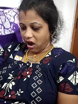 sweetqueen143 online show from May 6, 2026, 5:57 am