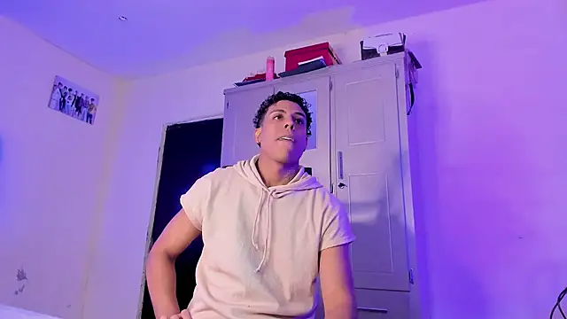 Snapshot of Glader31 chatting on December 2, 2025, 9:43 pm Glader31 online show from December 2, 2025, 9:43 pm