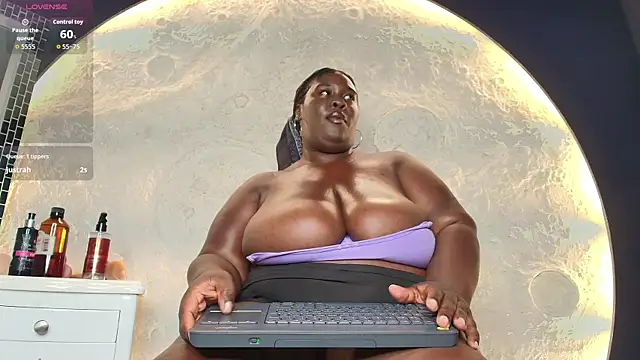 Snapshot of CarolinaGomez_ chatting on November 10, 2025, 7:35 pm CarolinaGomez online show from November 10, 2025, 7:35 pm