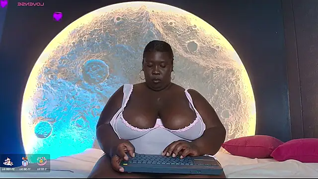 Snapshot of CarolinaGomez_ chatting on November 22, 2025, 7:13 pm CarolinaGomez online show from November 22, 2025, 7:13 pm