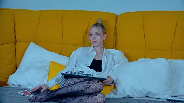 MiaGraces online show from October 21, 2025, 8:20 pm