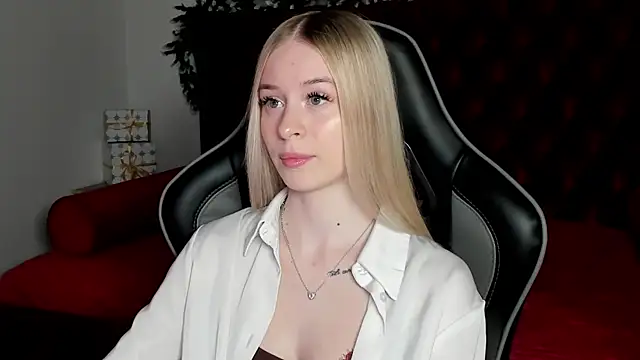 MiaGraces online show from December 15, 2025, 5:17 pm