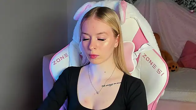 MiaGraces online show from December 16, 2025, 6:13 pm