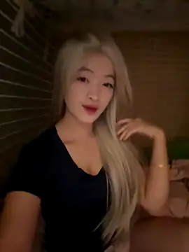 Snapshot of Tramy_xx chatting on October 15, 2025, 3:39 am Tramy xx online show from October 15, 2025, 3:39 am