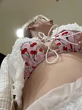 Snapshot of RonnieKiss chatting on November 16, 2025, 2:50 am RonnieKiss online show from November 16, 2025, 2:50 am