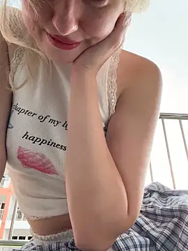 Snapshot of RonnieKiss chatting on December 5, 2025, 6:00 am RonnieKiss online show from December 5, 2025, 6:00 am