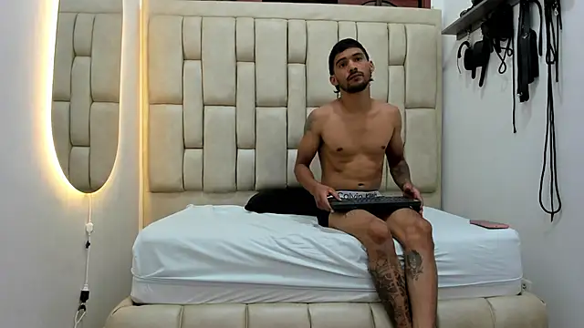 Snapshot of SeleneAndDorian chatting on October 9, 2025, 7:23 pm SeleneAndDorian online show from October 9, 2025, 7:23 pm