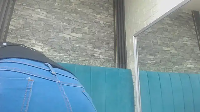 Lil Rose2006 online show from December 4, 2025, 1:09 pm