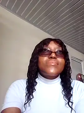 Snapshot of SONDRADAYAN chatting on October 3, 2025, 9:01 pm SONDRADAYAN online show from October 3, 2025, 9:01 pm