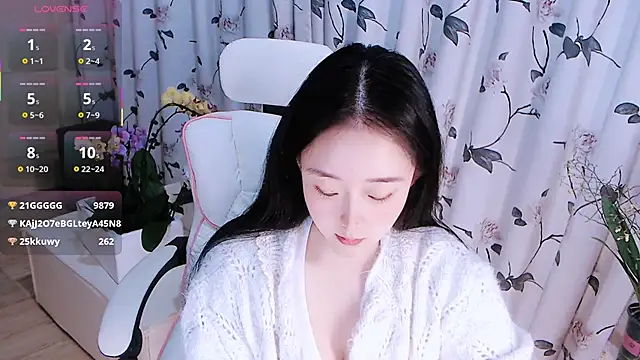 Niannian- online show from December 5, 2025, 6:04 pm