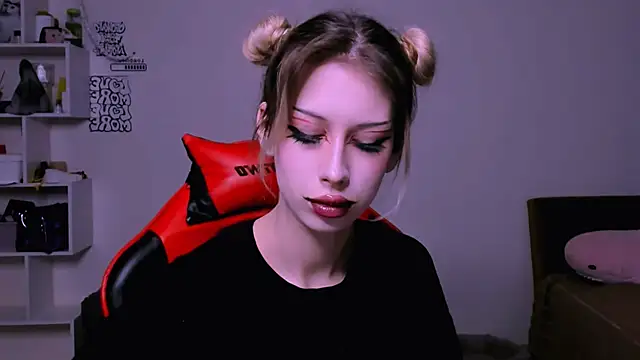 Lori lolii online show from December 1, 2025, 6:13 pm