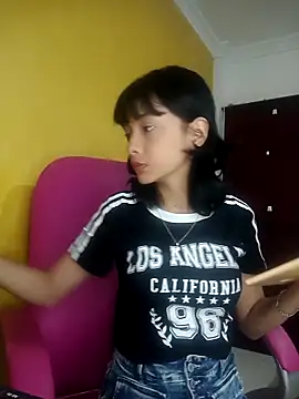 xoxo milk online show from October 16, 2025, 5:03 pm