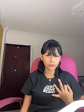 xoxo milk online show from December 4, 2025, 5:21 pm