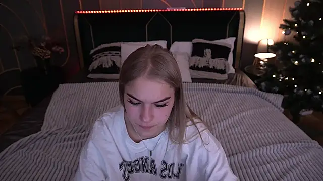 Snapshot of AlinaLiii chatting on January 12, 2026, 3:01 am AlinaLiii online show from January 12, 2026, 3:01 am