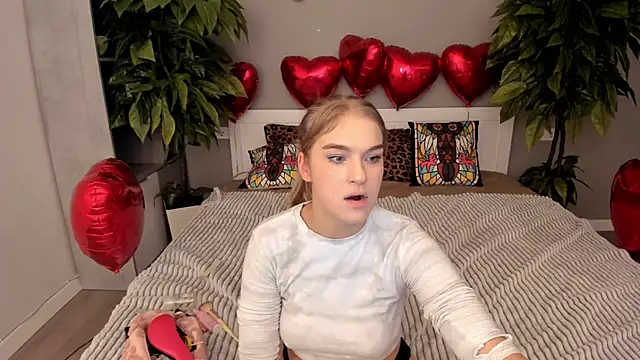 Snapshot of AlinaLiii chatting on February 11, 2026, 6:35 pm AlinaLiii online show from February 11, 2026, 6:35 pm