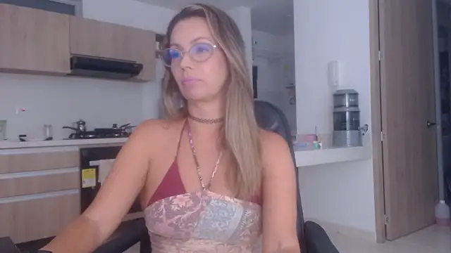 LovePaula online show from November 22, 2025, 9:58 pm