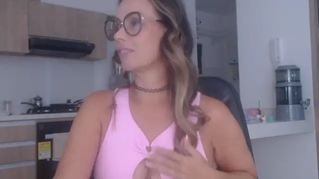 LovePaula online show from November 23, 2025, 12:27 pm