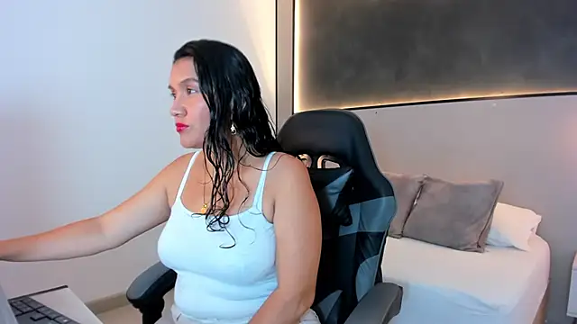 zoee zi online show from October 16, 2025, 7:15 pm