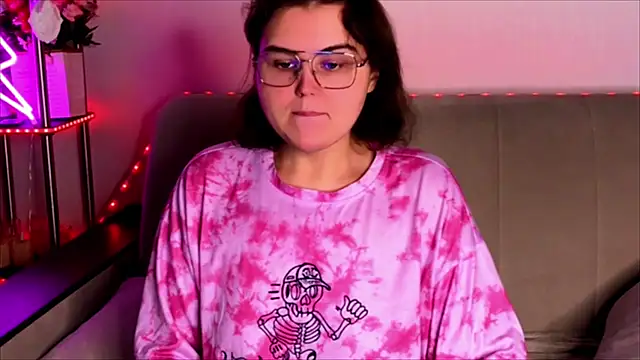 Snapshot of chatting on November 13, 2025, 4:11 am online show from November 13, 2025, 4:11 am