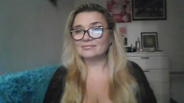 Snapshot of Myrienna chatting on October 3, 2025, 10:40 pm Myrienna online show from October 3, 2025, 10:40 pm
