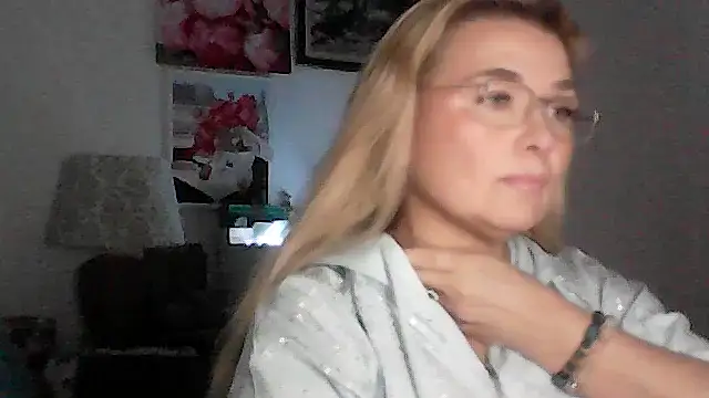 Myrienna online show from November 28, 2025, 3:14 pm