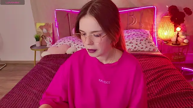 Snapshot of KellyHayden chatting on February 14, 2026, 5:43 pm KellyHayden online show from February 14, 2026, 5:43 pm