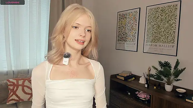 LaureMestler online show from October 17, 2025, 8:06 am