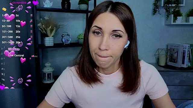 Snapshot of DreamVelour chatting on February 2, 2026, 6:39 pm DreamVelour online show from February 2, 2026, 6:39 pm