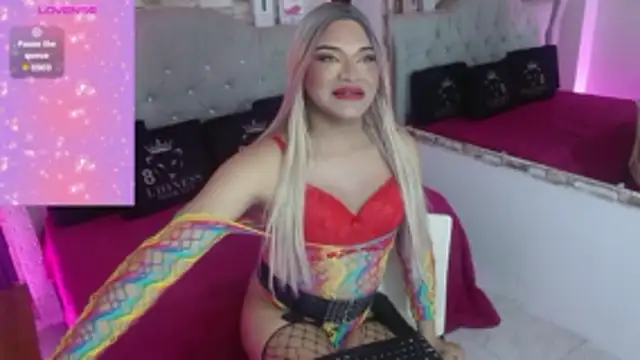 Snapshot of Sophia_hott01 chatting on December 22, 2025, 12:46 pm Sophia hott01 online show from December 22, 2025, 12:46 pm