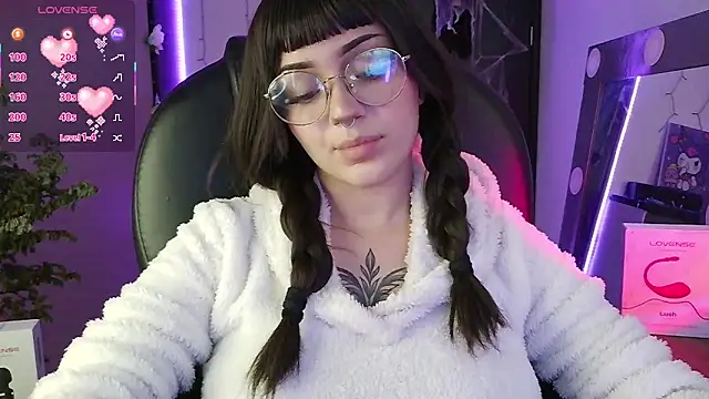 Snapshot of LesRose chatting on October 21, 2025, 5:35 pm LesRose online show from October 21, 2025, 5:35 pm