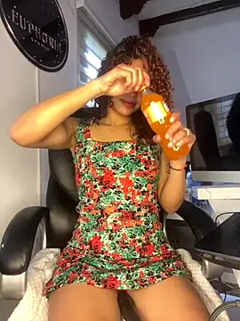 PrettyLia online show from October 25, 2025, 4:24 pm