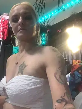 blondebarbiebae online show from July 28, 2026, 7:39 pm