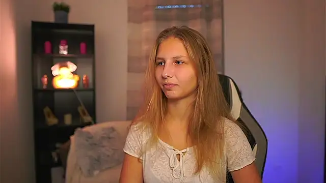 Snapshot of emmie_murray chatting on November 16, 2025, 2:11 pm emmie murray online show from November 16, 2025, 2:11 pm