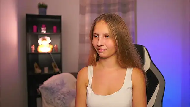 Snapshot of emmie_murray chatting on December 13, 2025, 7:53 pm emmie murray online show from December 13, 2025, 7:53 pm